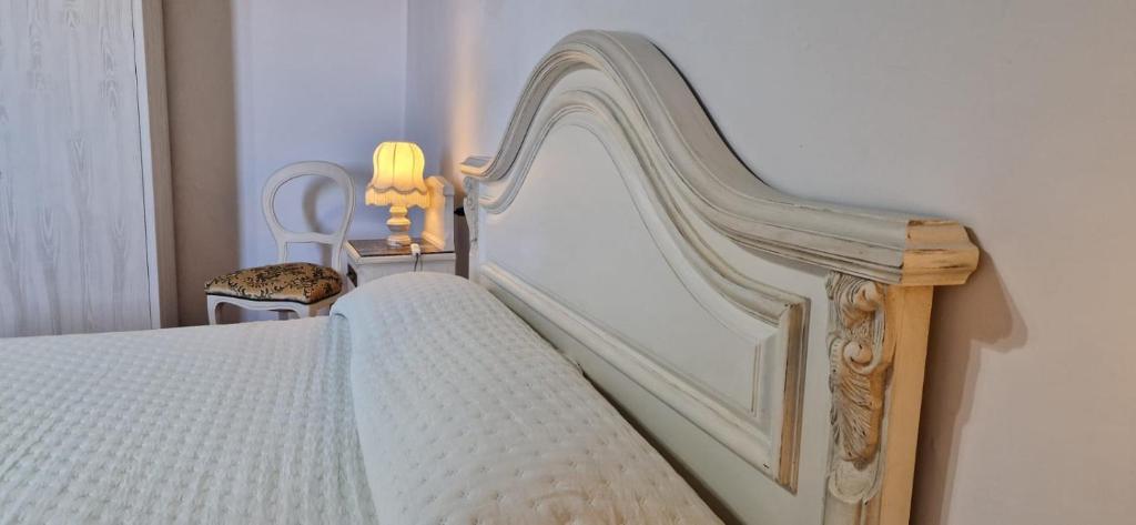 un letto bianco chiuso in una camera da letto di Agriturismo La Rugiada di Pociano a Monteroni dʼArbia