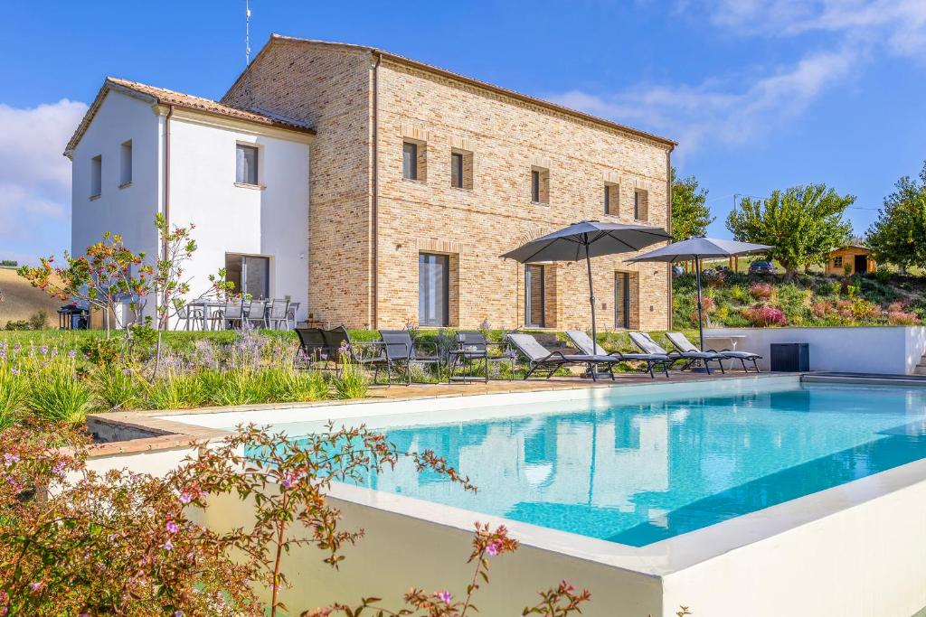 an external view of a villa with a swimming pool at Villa Il Morino in Centofinestre