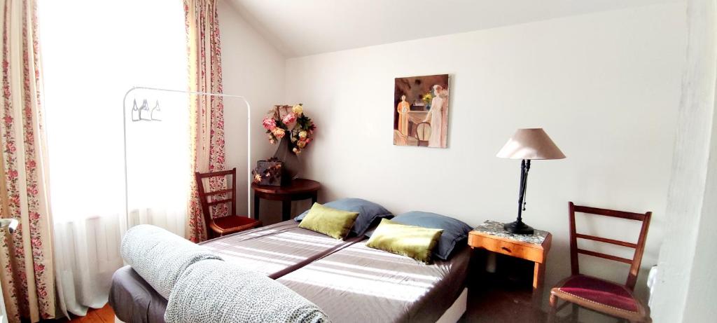 Ένα ή περισσότερα κρεβάτια σε δωμάτιο στο PARIS AUTHENTIC HOUSE Entier 1920's House Métro Line 7 For Groups