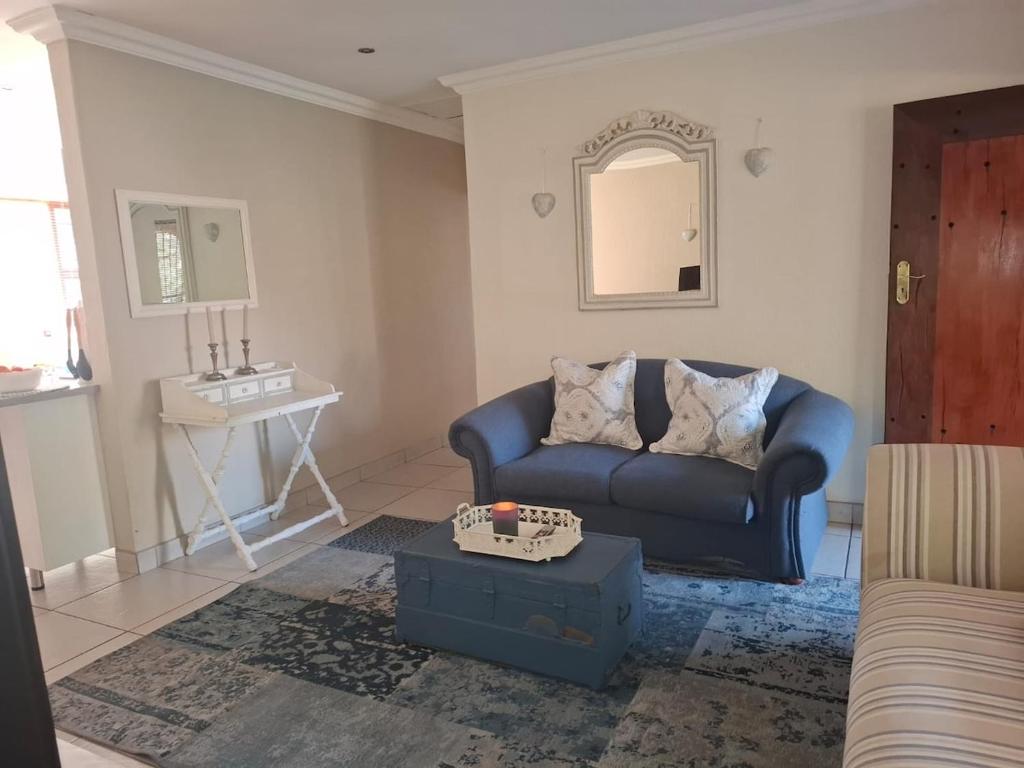 Ein Sitzbereich in der Unterkunft Luxurious 2-Bedroom French Cottage with parking