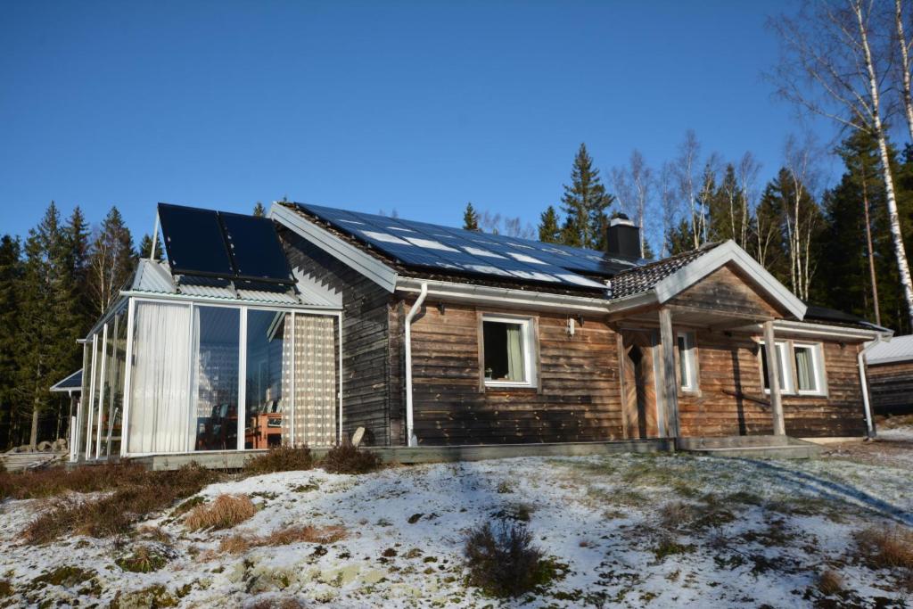 una casa con un panel solar en el techo en Stunning Home In Gislaved With 3 Bedrooms And Wifi, en Våthult