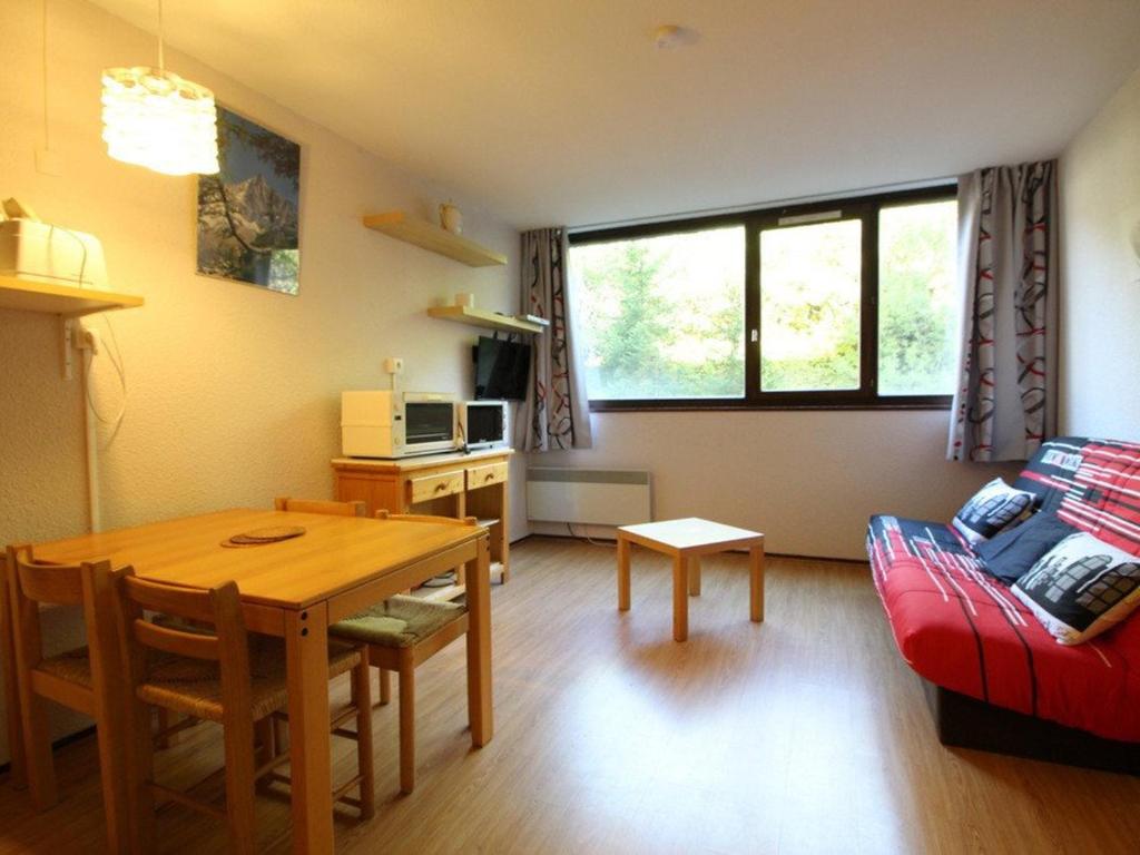 ein Wohnzimmer mit Tisch und Couch in der Unterkunft Studio 4 pers, lave-vaisselle, proche pistes et commerces, navette gratuite - FR-1-687-47 in Arâches-la-Frasse