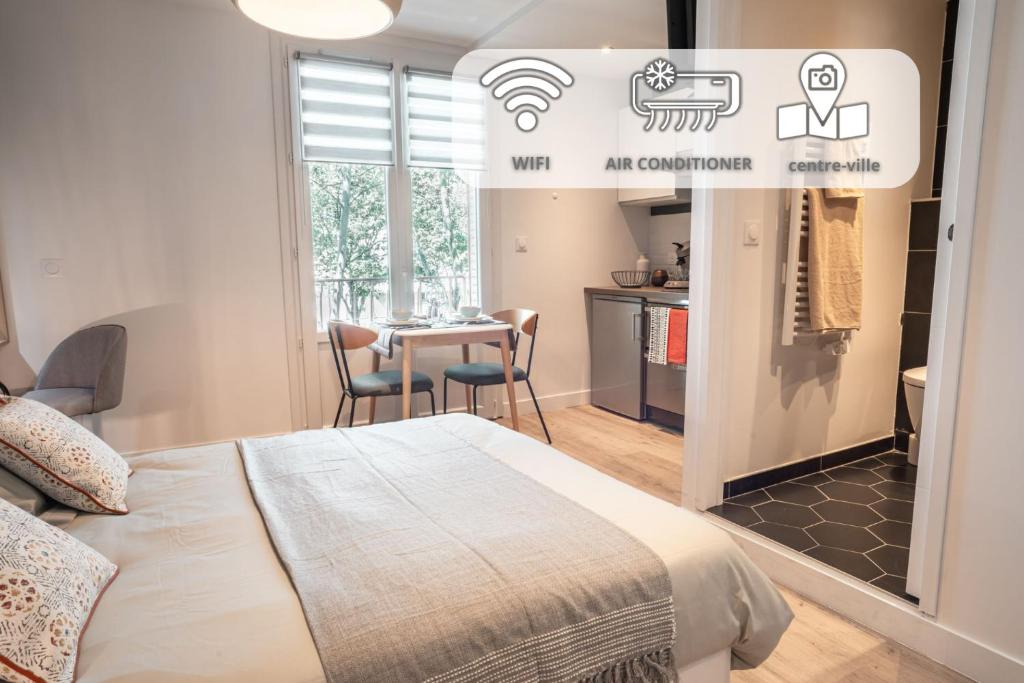 una camera con letto e tavolo e una cucina di Le studio Belledonne de Paradis a Chambéry
