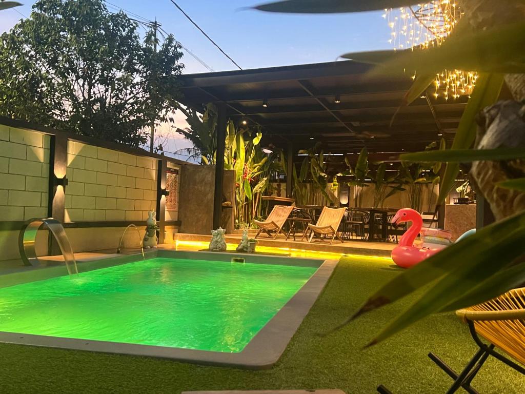una piscina con un fenicottero giocattolo in un cortile di D'Cove Villa Private Pool Kuantan a Kuantan