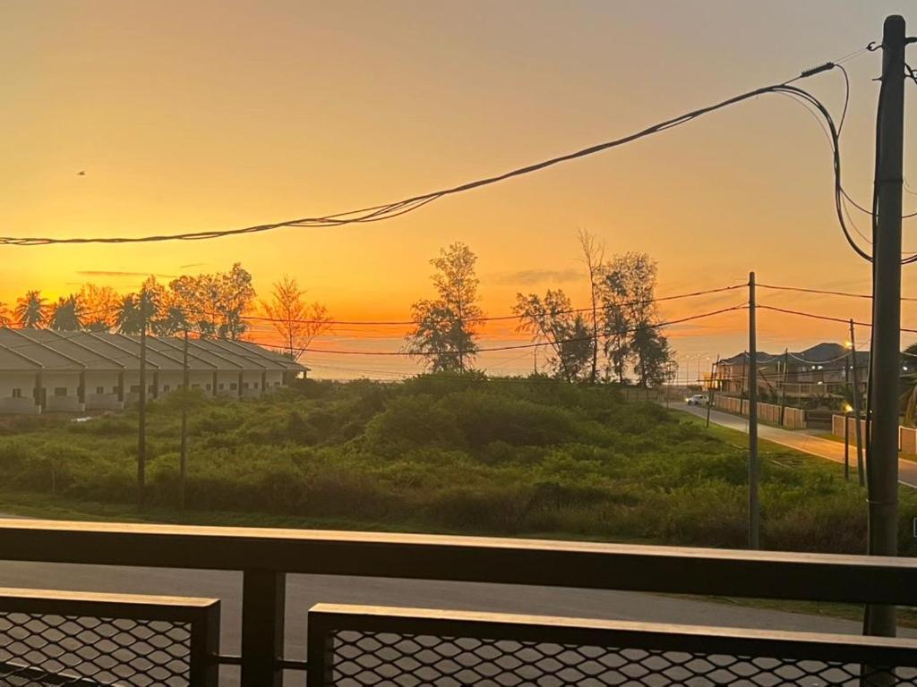 Blick auf den Sonnenuntergang von einem Zugfenster in der Unterkunft D'Cove Villa Private Pool Kuantan in Kuantan