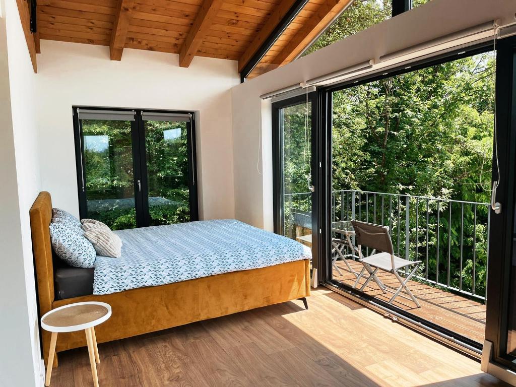 Schlafzimmer mit einem Bett auf einem Balkon in der Unterkunft Casa Vinea in Karlovac