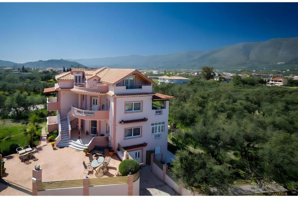 uma vista aérea de uma casa com montanhas ao fundo em Mirimar - Zante em Alikanas