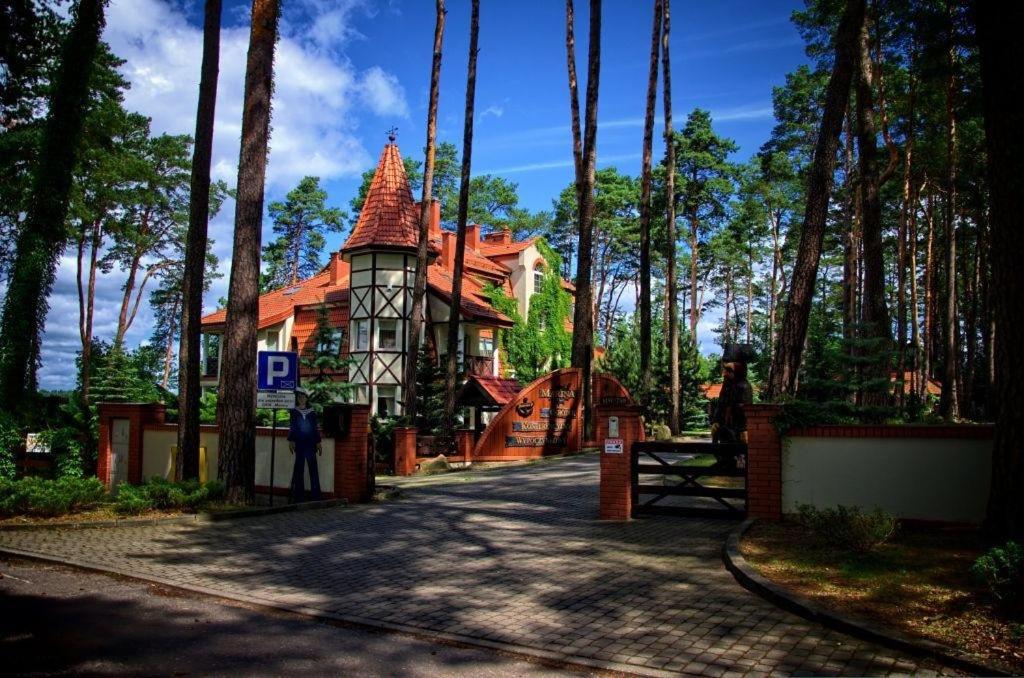 ボルネ・スリノボにあるNiron Marina Szalonego Grekaの森の真ん中にある家