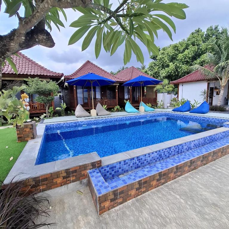 una piscina frente a una casa en SEAVIEW Bungalow & Resto, en Sekotong