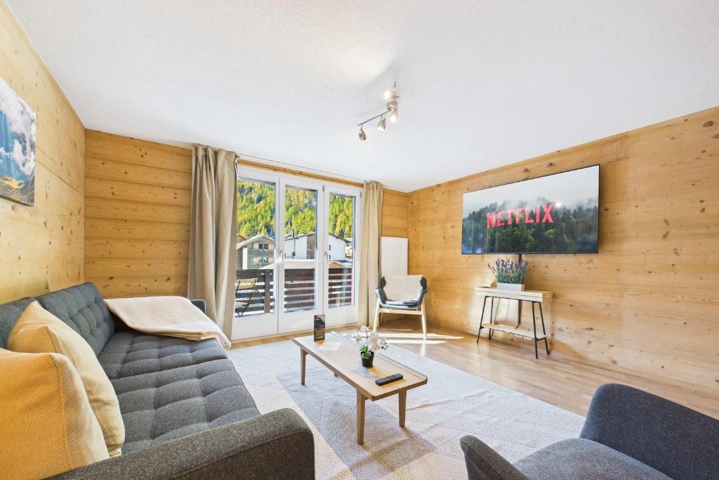 萨斯格伦德Family-friendly apartment with mountain views的客厅里有一张沙发和一张桌子。