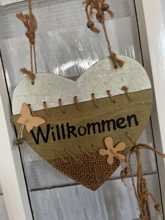 a wooden heart with the word wilderness on it at Ferienwohnung Susanne in Burglengenfeld