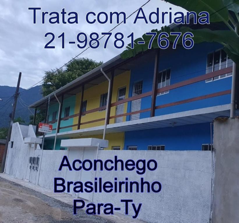 a sign in front of a building at Aconchego Brasileirinho Para-ti in Paraty