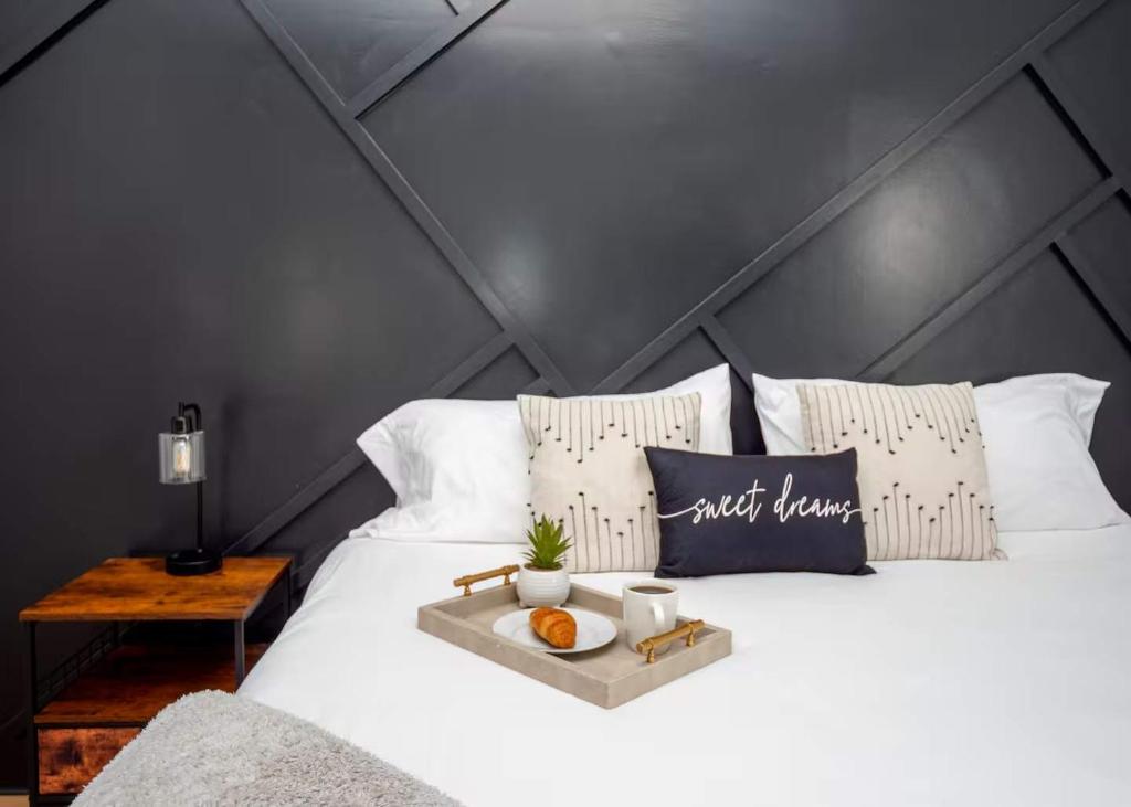 Ένα ή περισσότερα κρεβάτια σε δωμάτιο στο Jennifer's Stylish & Modern Broadway Getaway