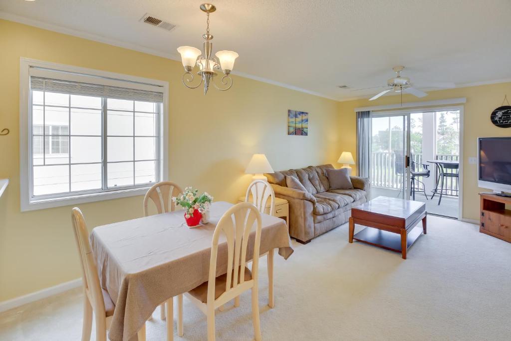 リトル・リバーにあるWater-View Haven about 6 Mi to Myrtle Beach!のテーブルとソファのあるリビングルーム