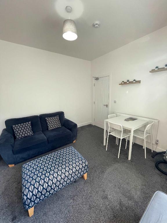 una sala de estar con un sofá y una mesa en Alderson House, en Hartlepool