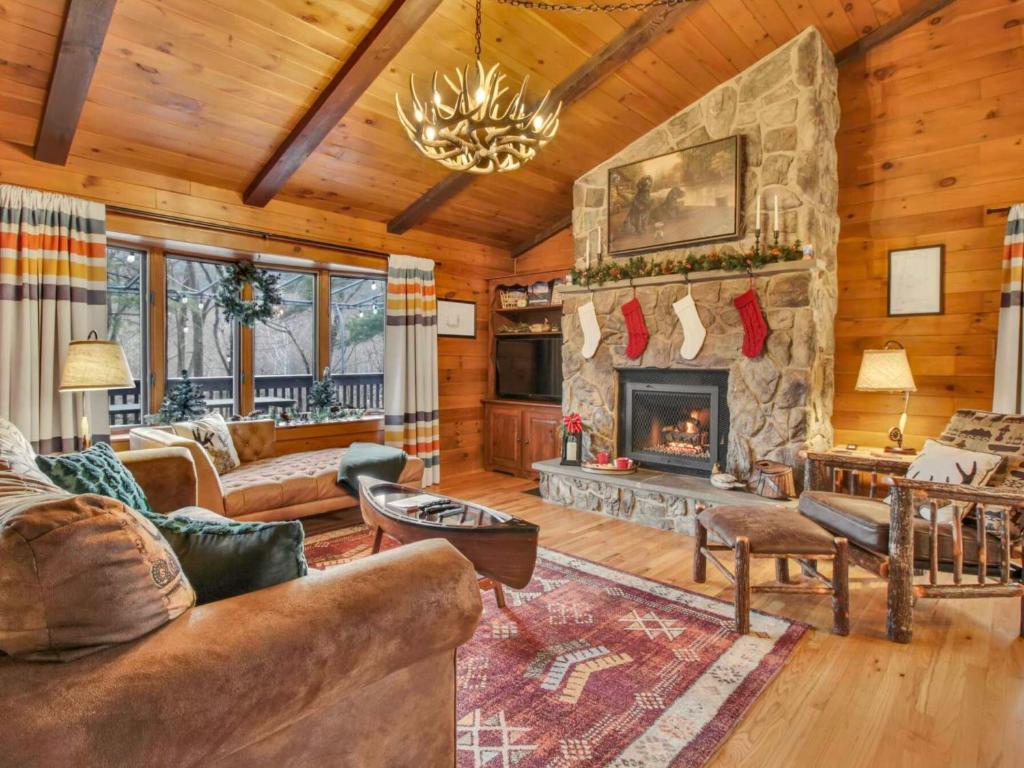 Χώρος καθιστικού στο WaterFront Cabin Hot Tub Kayaks Firepit Game Consoles