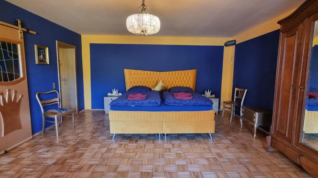 une chambre avec des murs bleus et un lit avec des draps violets dans l'établissement Casa Moselle-Royal Stilvoll Urlauben an der Mosel, à Reil