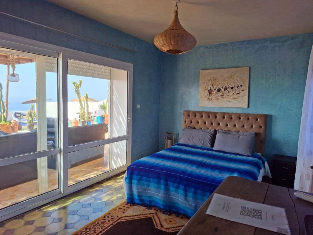 une chambre avec un lit avec vue sur l'océan dans l'établissement Riad Ocean Beach Douira, à Agadir 172 autres photos