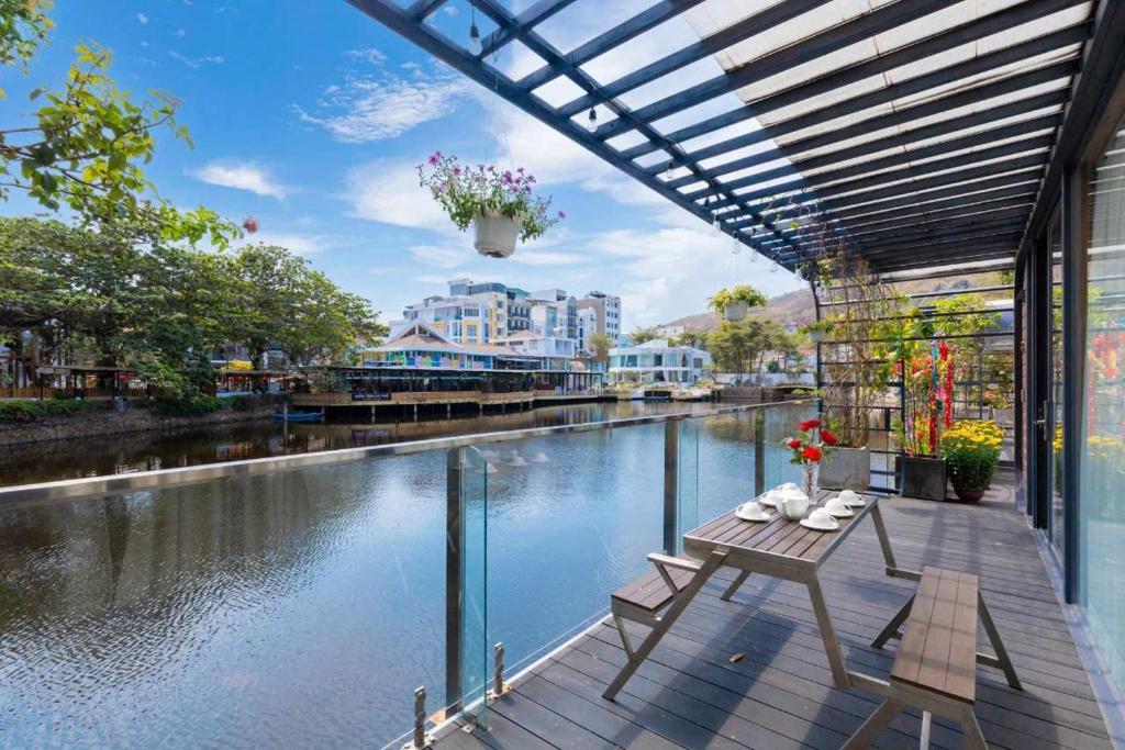 Θέα στο ποτάμι κοντά σε αυτό το διαμέρισμα