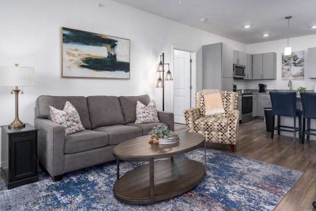 Nhà bếp/bếp nhỏ tại PetFriendly Getaway with Pool and Gym