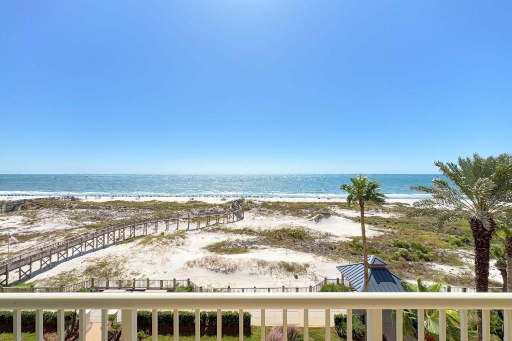 Vom Balkon genießen Sie Strandblick. in der Unterkunft Beach Club Doral 504 in Gulf Highlands