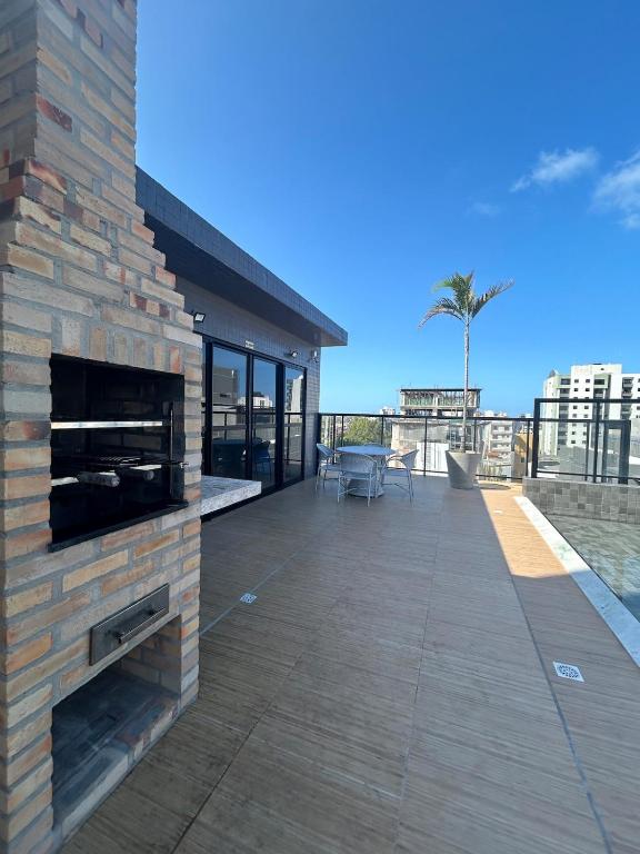 un patio con un camino in mattoni su un edificio di Sweet Home Intermares 107 a Ilha da Restinga