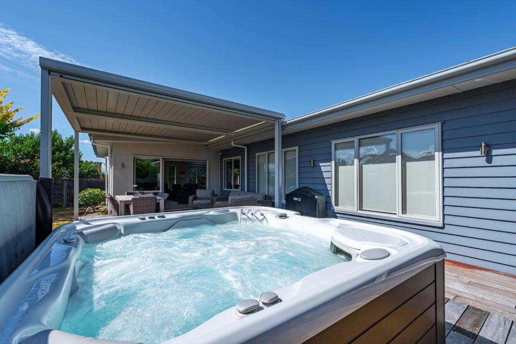 ein Whirlpool im Hinterhof eines Hauses in der Unterkunft Wanaka Haven Spa Views and fantastic outdoor living in Wanaka
