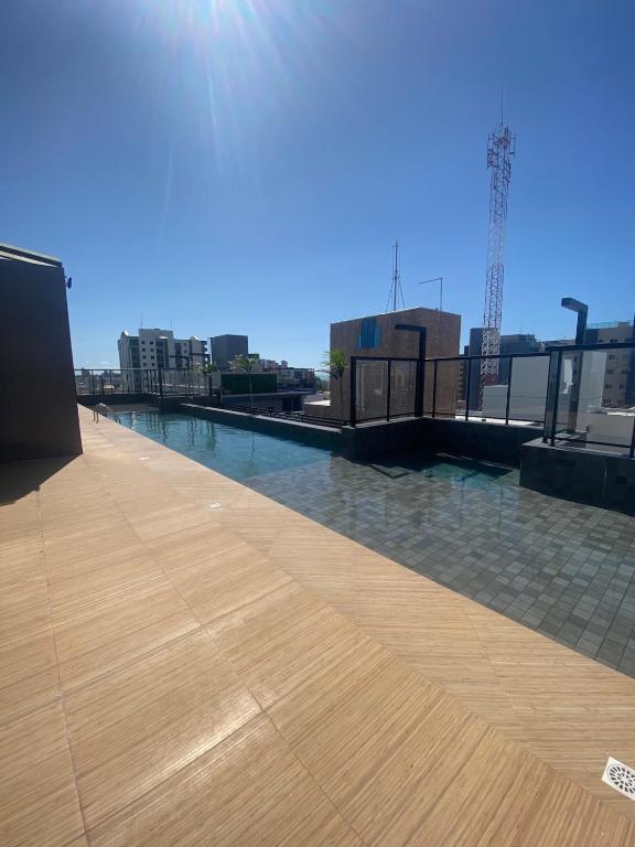 una piscina sul tetto di un edificio di Eni · New Intermares a Ilha da Restinga