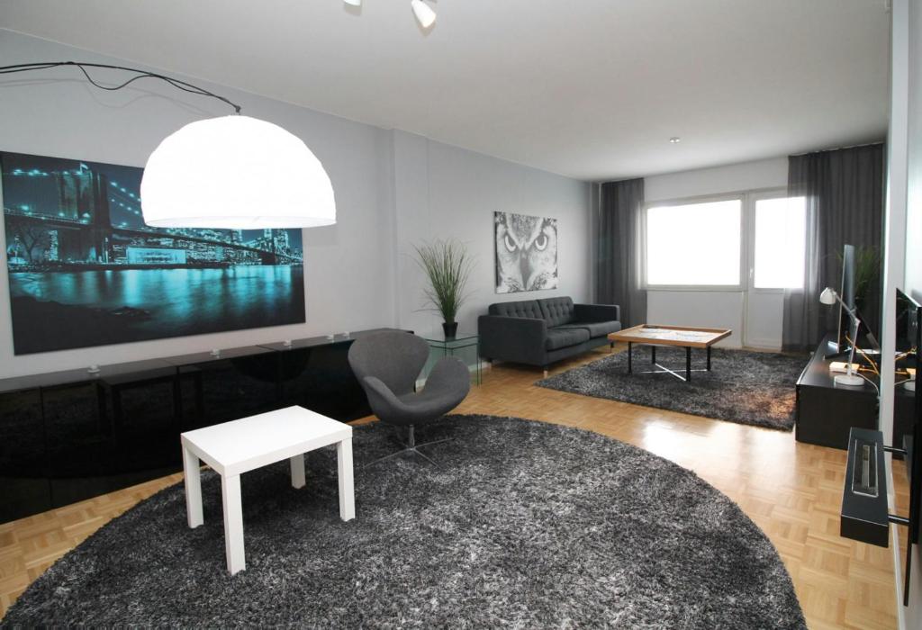 Μια τηλεόραση ή/και κέντρο ψυχαγωγίας στο Spacious Apartment for 4 in District VI