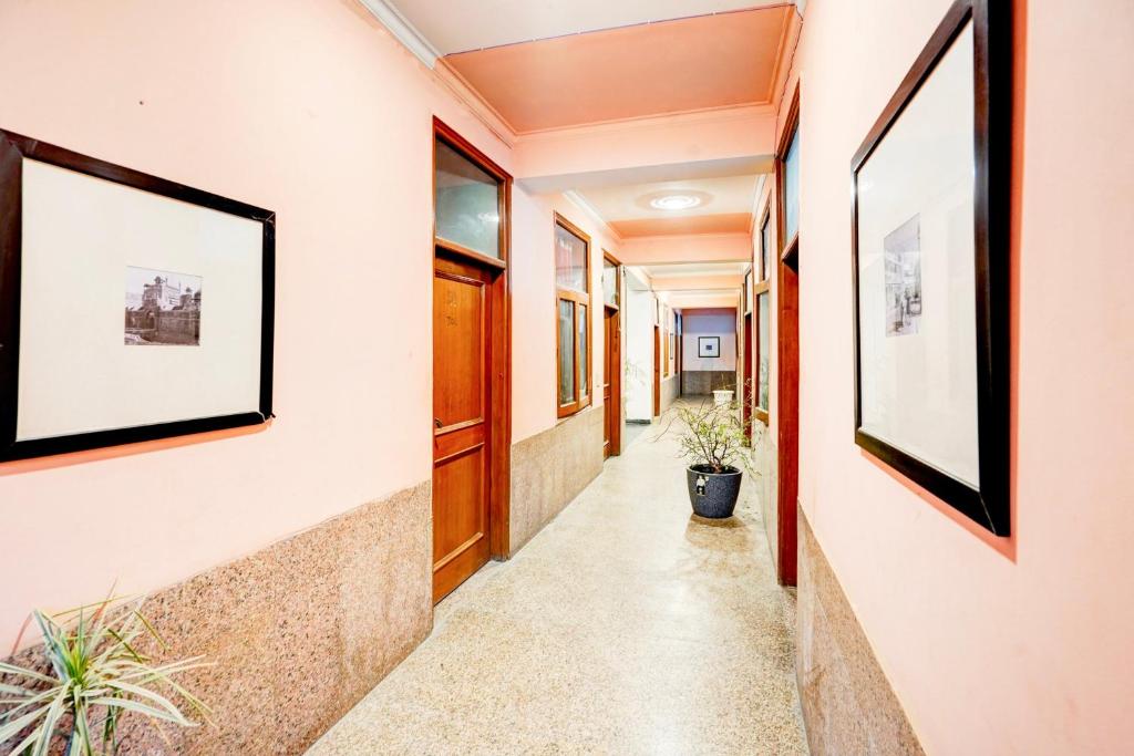 un couloir dans une maison avec des peintures sur les murs dans l'établissement Hotel O The Swarnim, à Noida