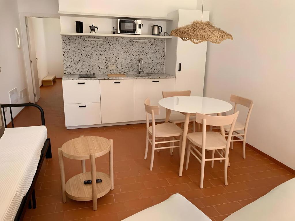 Una cocina y un comedor con mesa y sillas. en U Canetta 1, en Pietra Ligure