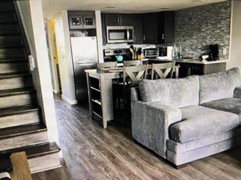 ein Wohnzimmer mit Sofa und eine Küche in der Unterkunft Condo 326 in Cedar Key