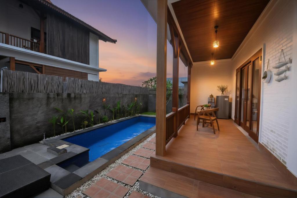 un cortile con piscina e una casa di Kubu Daje Villa Canggu 2BR With Private Pool a Dalung