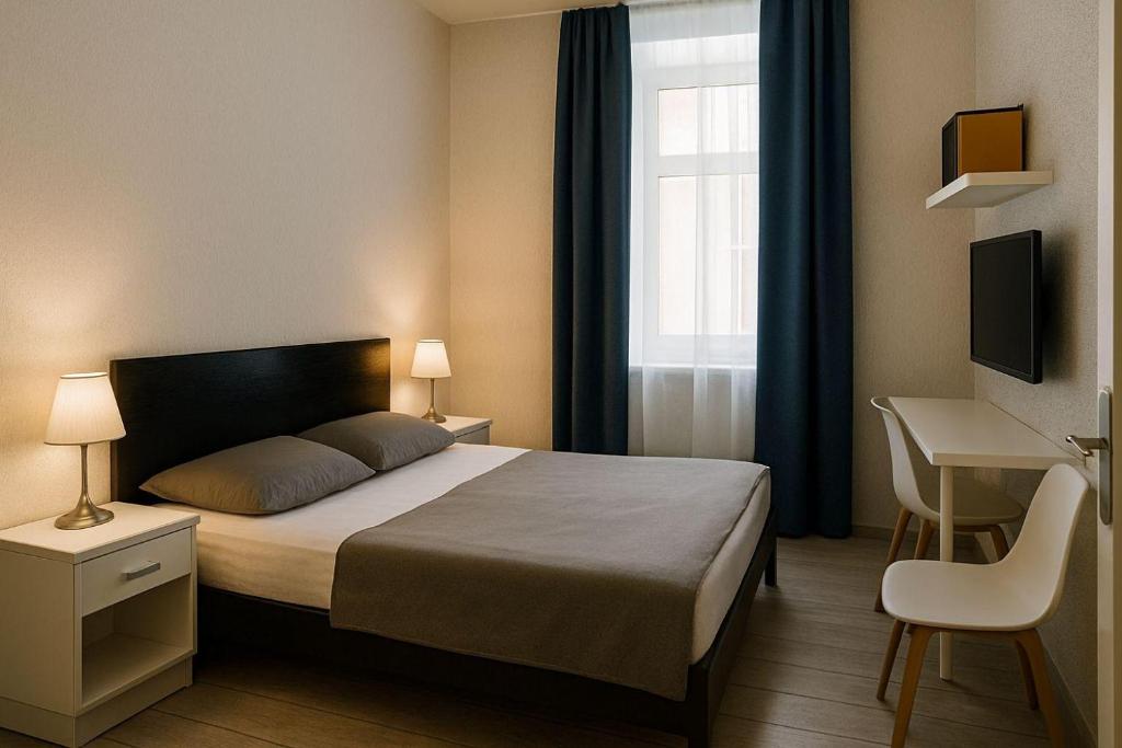 une chambre avec un lit, un bureau et une fenêtre dans l'établissement 5 Personen Apartment mit Badezimmer und Küche, à Niederdorla