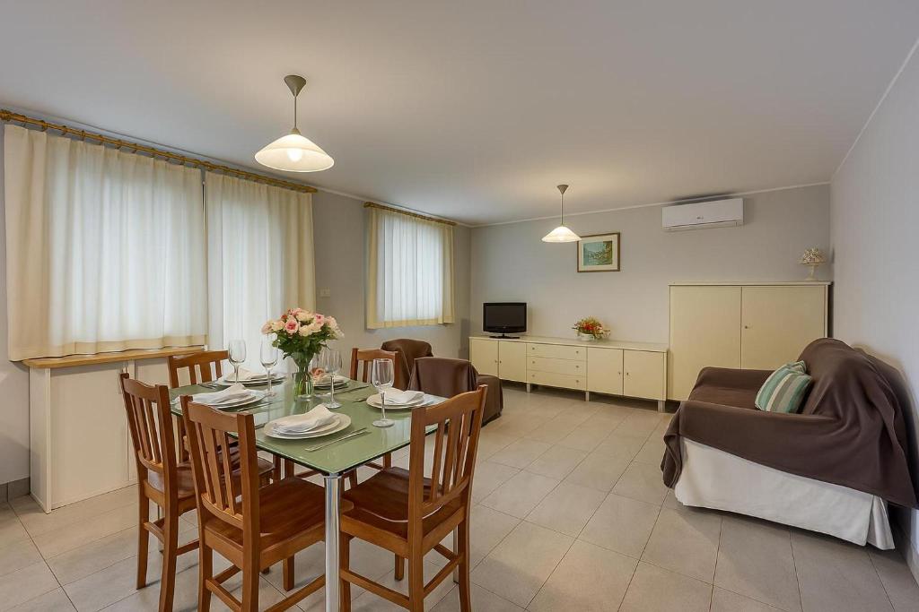 TV a/nebo společenská místnost v ubytování Cesar's Karst Estate