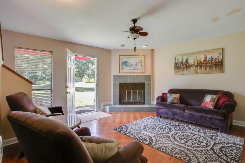 バトンルージュにあるBaton Rouge Townhome with Pool Access - 7 Mi to LSU!の2つのソファと暖炉のあるリビングルーム