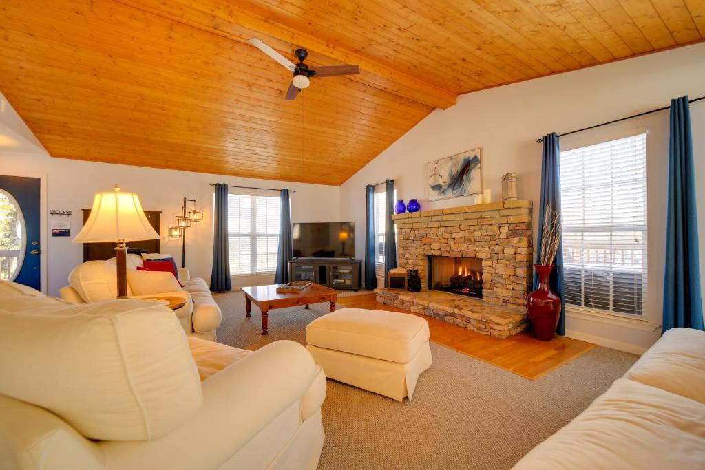 un soggiorno con mobili bianchi e un camino di Cozy Sapphire Resort Home with Deck and Mountain Views a Sapphire