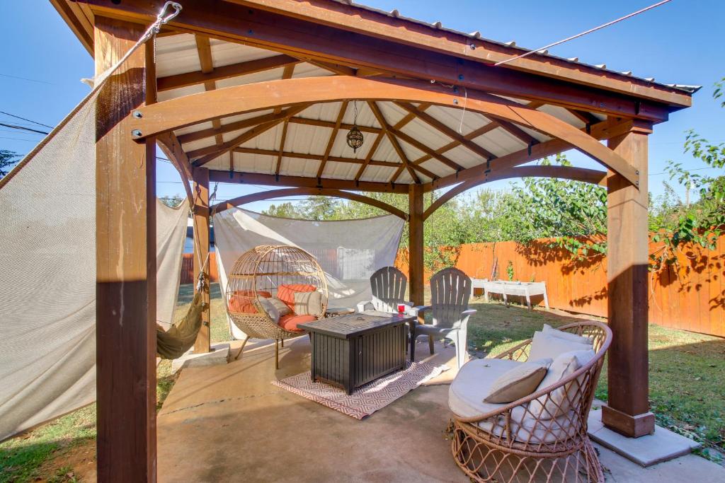Un cenador de madera con mesa y sillas en Easy OKC Access! Quiet Home with Yard and Workspace, en Midwest City