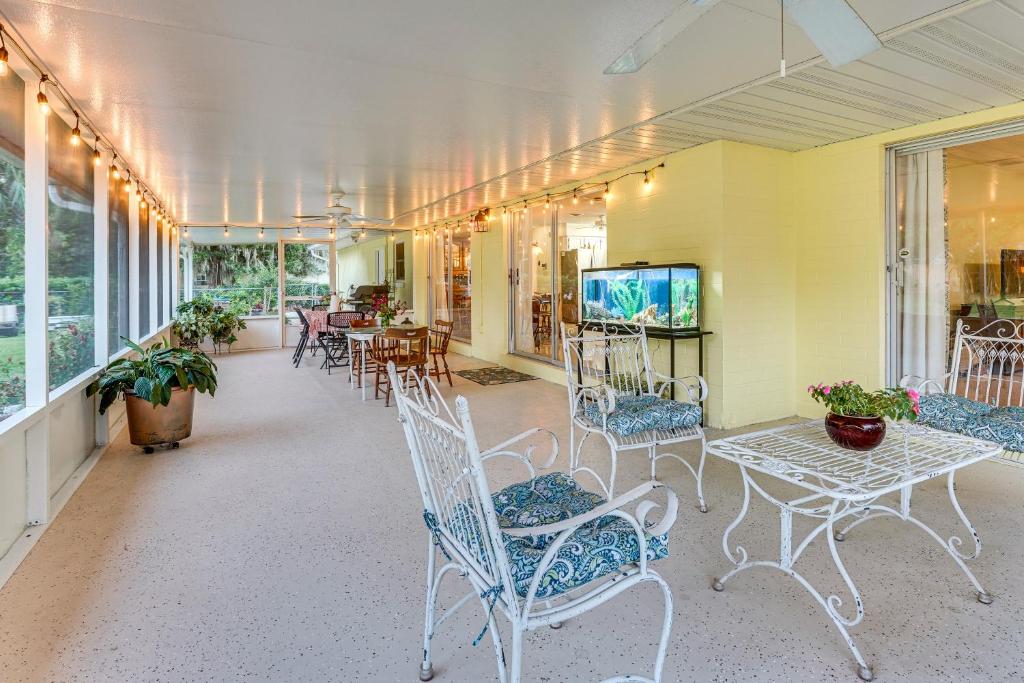 een wachtkamer met stoelen en tafels en een tv bij Walkable Historic District Gem 2 Mi to Dtwn Ocala in Ocala