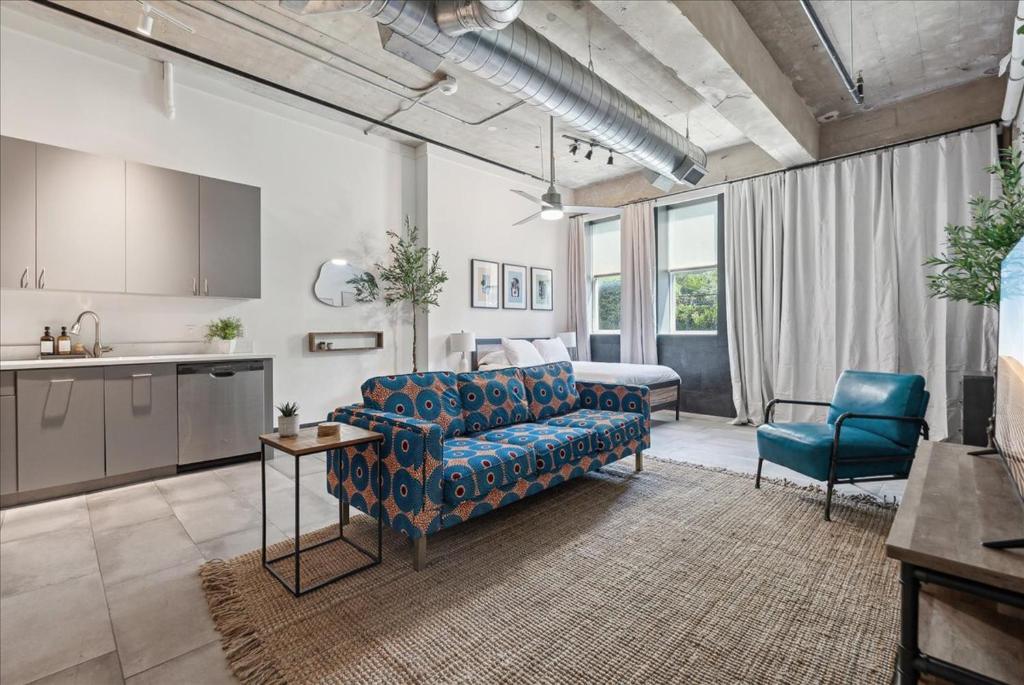 een woonkamer met een bank en een keuken bij Historic Downtown Condo no 102 in Dallas
