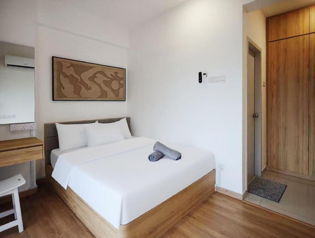 マサイにあるMidas Seri Alam Luxury Dopamine Jacuzziのベッドルーム1室(白いベッド1台、靴付)