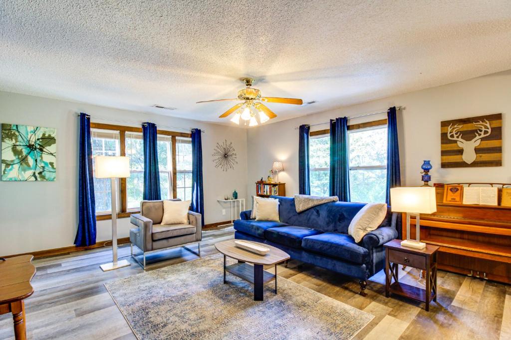 Χώρος καθιστικού στο Lake Guntersville Hideaway! Home on Over 2 Acres