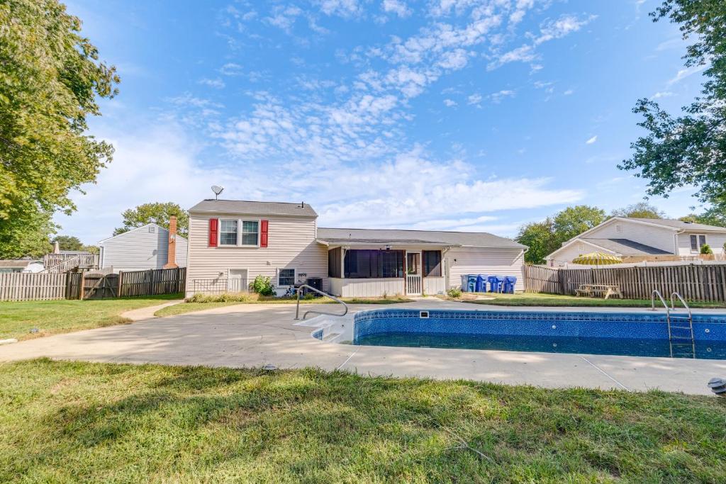 una casa con piscina en un patio en Quiet Home 11 Mi to Andrews AFB Family Friendly!, en Waldorf