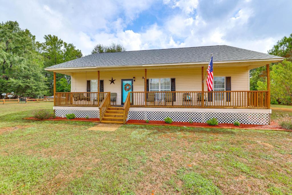 een huis met een veranda met een vlag erop bij Families and Pets Welcome Quiet Retreat in Bamberg in Bamberg