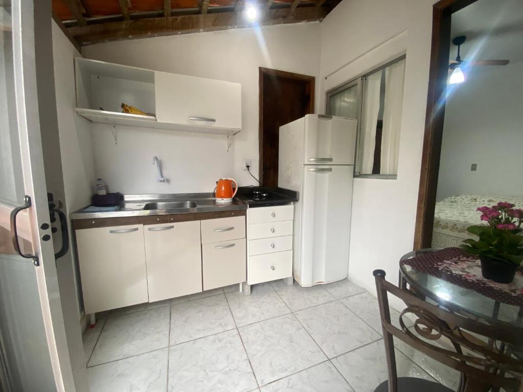 Кухня или мини-кухня в Kitnet de temporada da Gi
