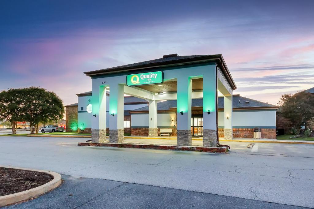 ソールズベリーにあるQuality Inn Salisbury Northの表面に看板を貼ったガソリンスタンド