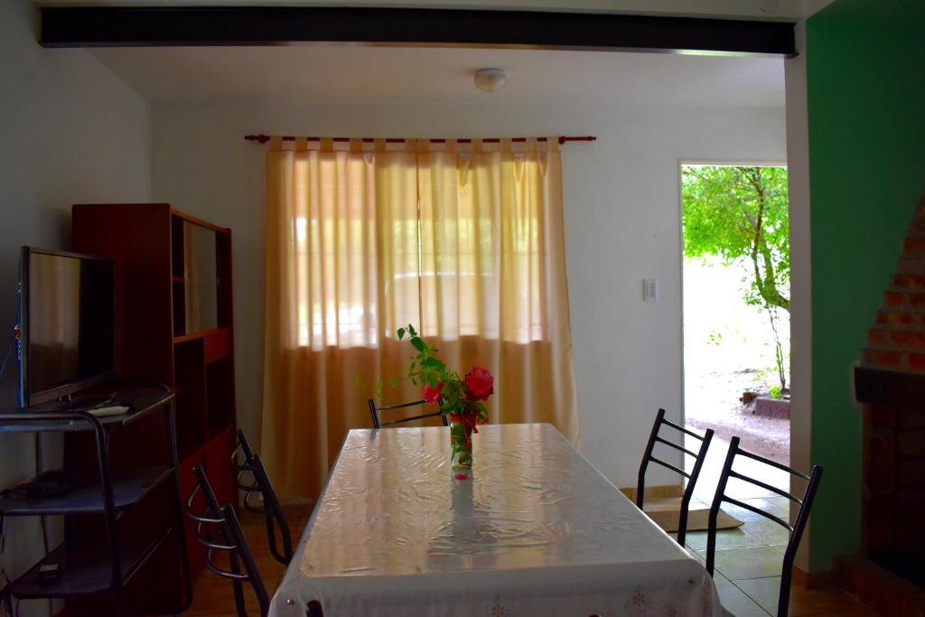 サンタ・ロサ・デ・カラムチタにあるSierras Del Molleの花瓶付きのダイニングテーブル