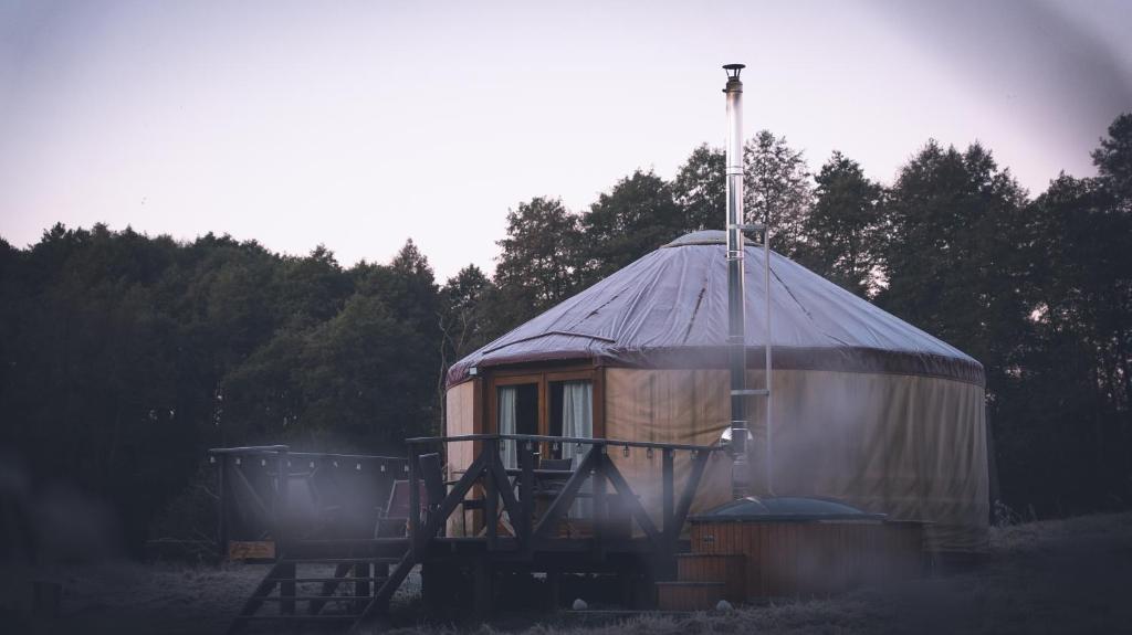 バウチュにあるGlamping jurty Czaplaのはしごと棒が付いた小さなパオ