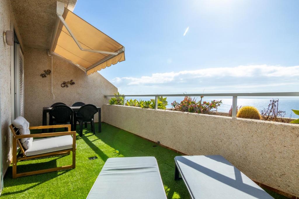 un balcone con vista sull'oceano di Peace Rooftop Tenerife a Tabaiba