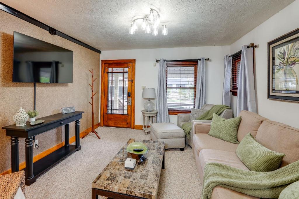 O zonă de relaxare la 1 Mi to Akron Zoo Ranch-Style Home with Yard!